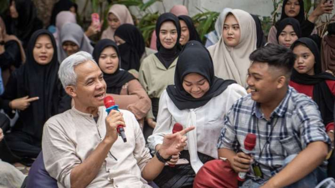 Bakal calon presiden Ganjar Pranowo (kiri depan) berbincang dengan generasi Z dan milenial di Palembang, Sumatera Selatan, Minggu, 5 November 2023.