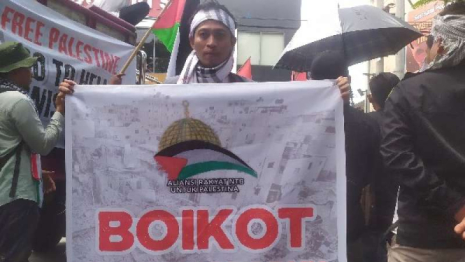 Aksi boikot produk pro zionis Israel di Mataram.