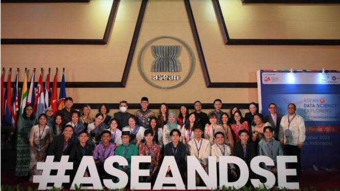 Pemuda dari 10 negara anggota ASEAN bersama Dr. Iwan Syahril, Dirjen PDM Kemendikbud, Dr. Piti Srisangnam, Direkstur Eksekutif ASEAN Foundation, dan Verena Siow, President & Managing Director SAP Southeast Asia, di acara Final Regional ASEAN DSE 2023 di J