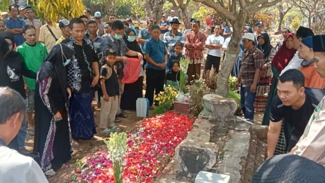 Proses pemakaman Endang yang meninggal di kamar mandi rumah di Pasuruan
