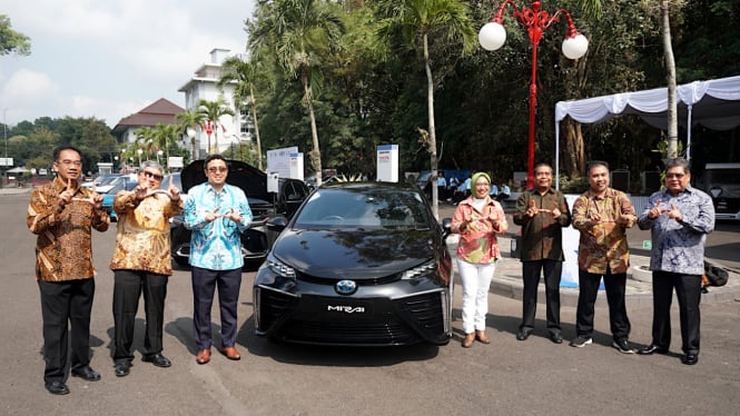 Toyota Mirai dipamerkan TMMIN di acara seminar UGM Yogyakarta