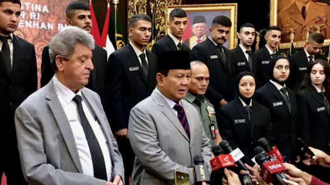 Menteri Pertahanan Prabowo Subianto (dua kiri) menjawab pertanyaan wartawan selepas acara penerimaan 22 mahasiswa Palestina penerima beasiswa Pemerintah RI di Kantor Kementerian Pertahanan RI, Jakarta, Rabu, 8 November 2023.