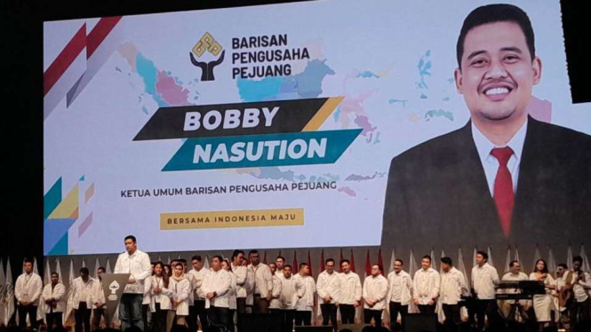 Politikus PDIP sekaligus Ketua Umum Barisan Pengusaha Pejuang Bobby Nasution memimpin deklarasi dukungan terhadap pasang capres-cawapres Prabowo Subianto-Gibran Rakabuming Raka di Djakarta Theater, Jakarta, Rabu, November 2023.