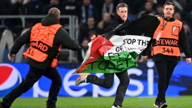 Suporter kibarkan bendera Palestina di laga Copenhagen Vs MU