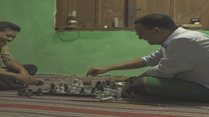 Bakal capres Anies Baswedan bermain catur bersama warga