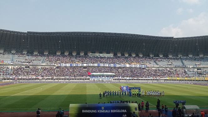 Bobotoh kibarkan bendera Palestina di laga Persib Bandung vs Arema FC