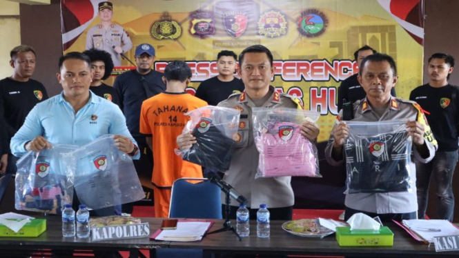 Kapolres Kapuas Hulu AKBP Hendrawan merilis barang bukti kasus pembunuhan bidan.