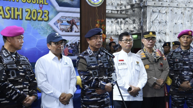 VIVA Militer: Asops Kasal Laksda TNI Denih Hendrata di atas KRI Banda Aceh-593