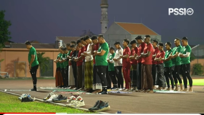 Pemain Timnas Indonesia U-17 sholat berjamaah