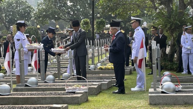 Presiden Joko Widodo dan Wakil Presiden Ma’ruf Amin menaburkan bunga di pusara para pahlawan usai upacara peringatan Hari Pahlawan di TMP Kalibata, Jakarta, Jumat 10 November 2023.