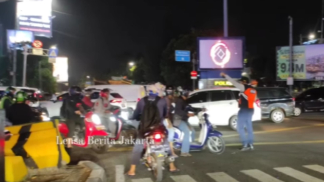 Petugas Dishub Sendirian Adang Puluhan Motor Lawan Arah di Jakarta Utara