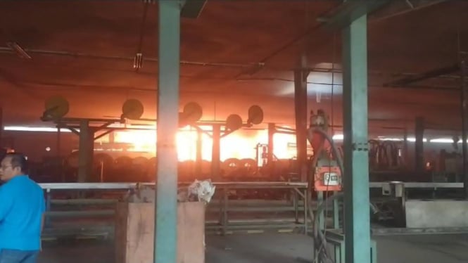 Pabrik Tranka Kabel di jalan Raya Bogor terbakar