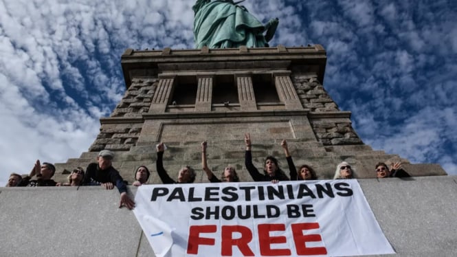 Ratusan Umat Yahudi Duduki Patung Liberty, Desak Israel Hentikan Genosida dan Dukung Kebebasan Palestina.