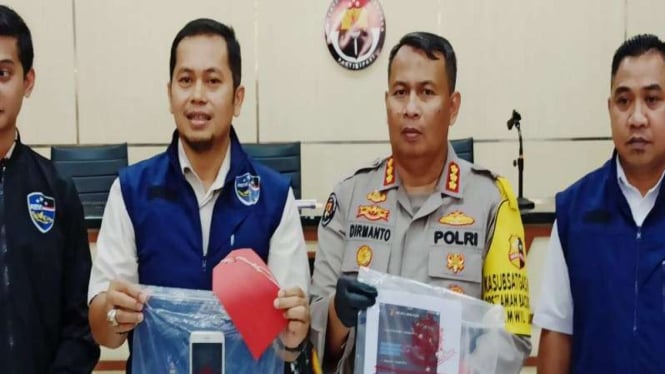 Polisi saat merilis kasus pornografi di Markas Polda Jatim di Surabaya.