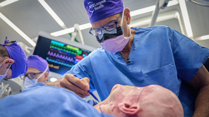Transplantasi bola mata pertama di dunia