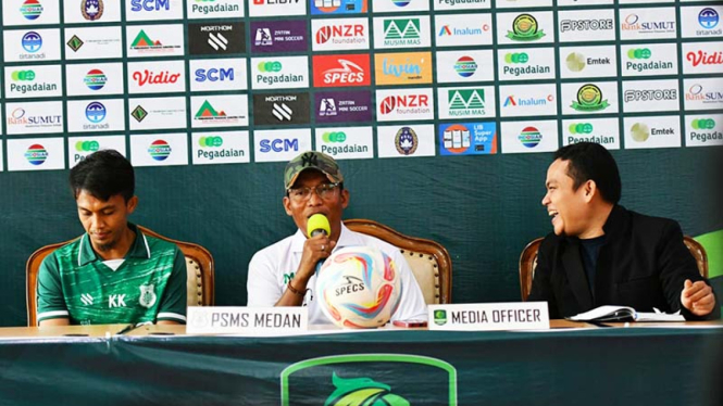 Pelatih PSMS Medan, Miftahudin Mukson (tengah) saat sesi jumpa pers