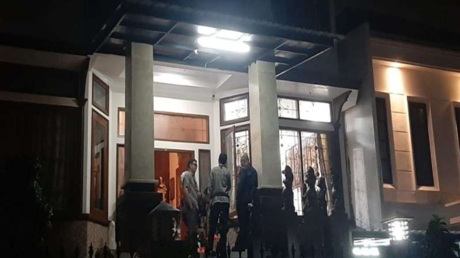 KPK geledah rumah Ketua Komisi IV DPR RI Sudin di Raffles Hills Cibubur, Depok.