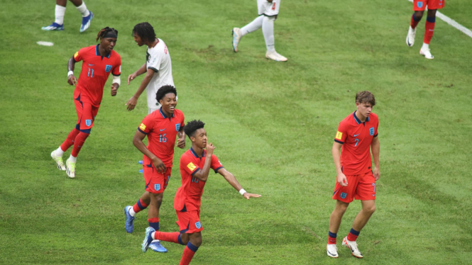 Pemain Timnas Inggris U-17 merayakan gol