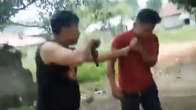 Oknum polisi menodongkan senjata api ke warga di Palopo, Sulawesi Selatan
