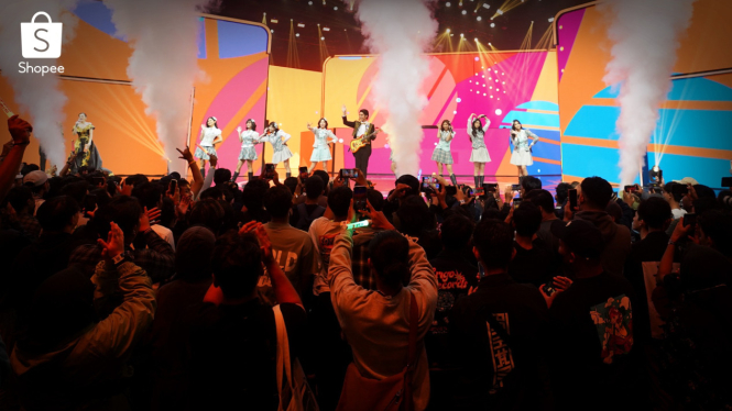 Keramaian penonton dan fans JKT48 di acara TV Show Shopee 11.11 Big Sale