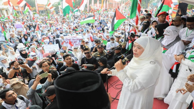  Gubernur Jatim Khofifah Indar Parawansa ikut aksi bela Palestina di Surabaya