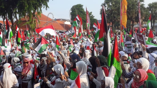 Ribuan orang mengikuti aksi bela Palestina di Surabaya