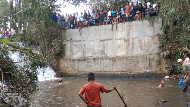 Pencarian korban tenggelam di bendungan Wae Ces III Ruteng, Maggarai, NTT