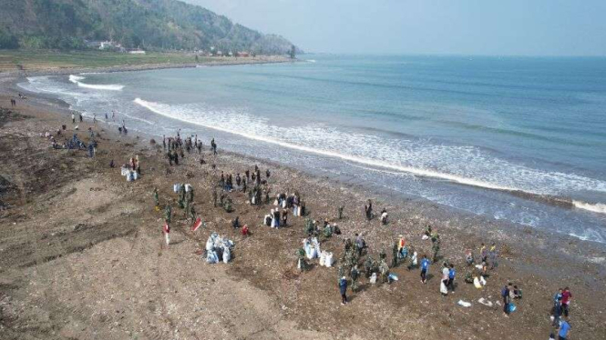 Aksi bersih pantai di Pantai Cibutun, Jabar, dalam program Bulan Cinta Laut.