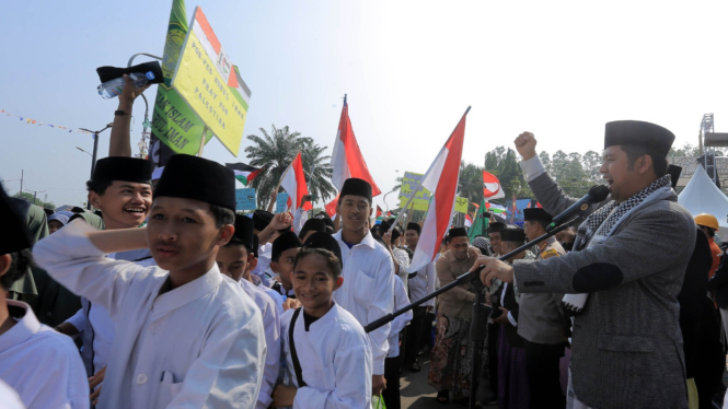 15.000 Santri Tangerang Kibarkan Bendera Palestina