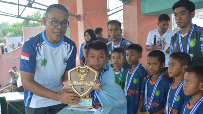 Foto bersama KONI dan para juara dalam pertandingan Usia Dini SSB Sumbawa 