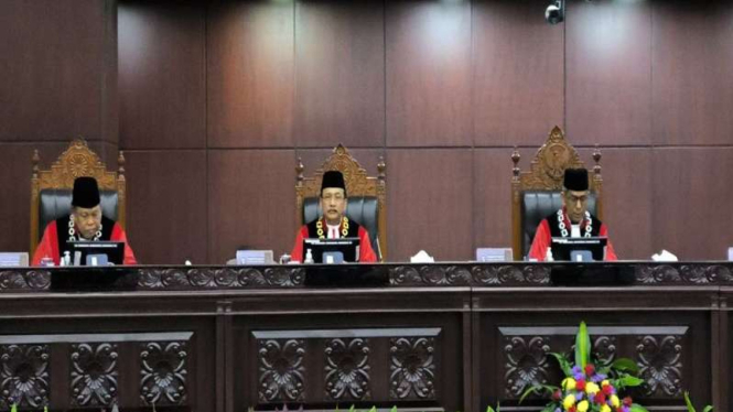 Hakim Konstitusi Suhartoyo dilantik menjadi Ketua MK.