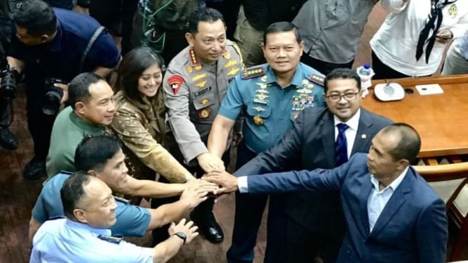 Kapolri-Panglima TNI temani Jenderal Agus Subiyanto jalani fit and proper di DPR