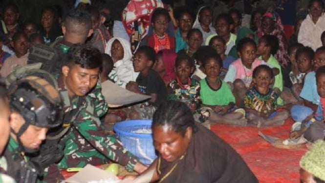 Prajurit Satgas Yonif 300/Bjw, Senin, 13 Oktober 2023, membantu menyiapkan dan memberikan makan warga dari 10 kampung di Distrik Gome, Kabupaten Puncak, Papua Tengah, yang mengungsi karena takut ancaman kelompok kriminal bersenjata (KKB).