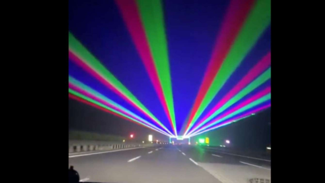 Jalan Tol Gunakan Laser Warna Warni 