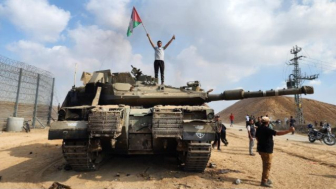VIVA Militer: Tank Merkava militer Israel direbut pasukan Hamas Palestina