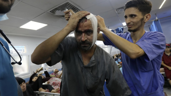 Korban perang di Gaza menerima perawatan di rumah sakit  Al-Shifa di Gaza, 