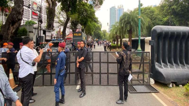 Jalan di depan Gedung KPU RI ditutup menjelang pengundian nomor urut capres.