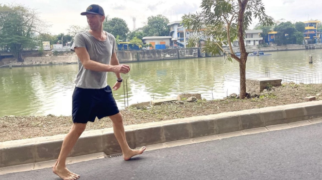 Jalan-jalan di Jakarta, Chris Martin Kegep Pakai Kaos Belel Sambil