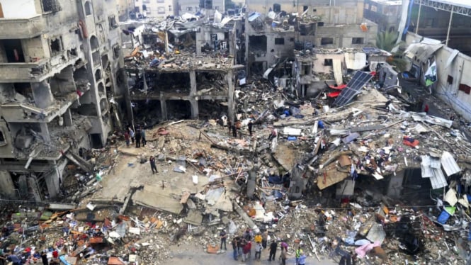 Warga Palestina mencari para korban di reruntuhan gedung di Gaza, yang hancur akibat serangan Israel.