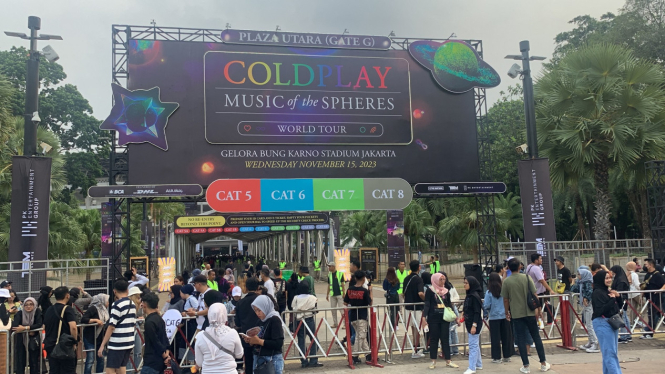 Suasana SUGBK, Jakarta, jelang konser Coldplay.