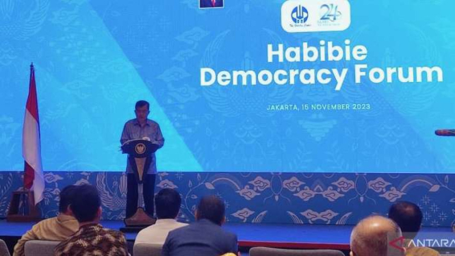 Wapres ke-10 dan ke-12 RI Jusuf Kalla saat menyampaikan pidato sambutan dalam peluncuran Habibie Democracy Forum di Jakarta, Rabu, 15 November 2023.