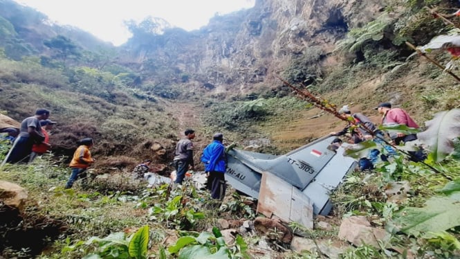 Puing-puing pesawat TNI AU Super Tucano jatuh di Pasuruan