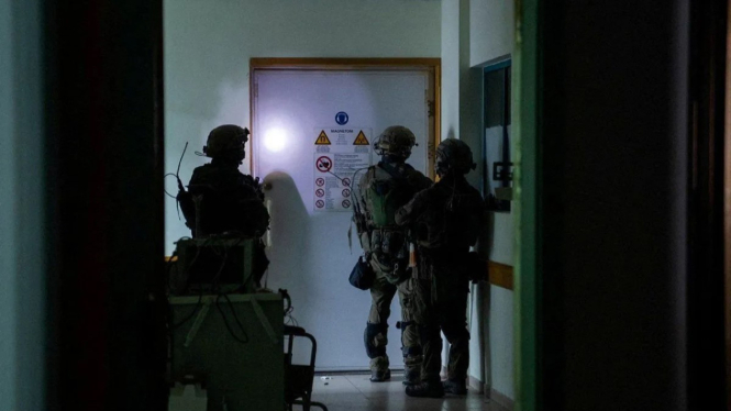 Tentara Israel melakukan penyisiran ruangan di rumah sakit Al Shifa sat melakukan operasi darat mereka di Kota Gaza.