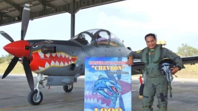 VIVA Militer: Letkol Pnb Sandhra "Chevron Barracuda" Gunawan saat berhasil menempuh 1000 jam terbang Super Tucano.