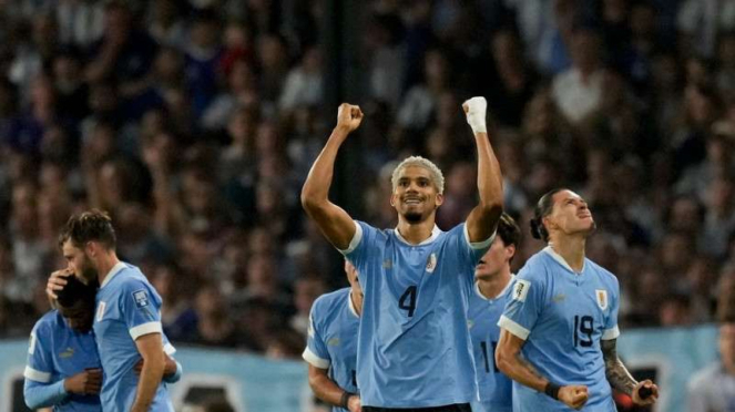 Pemain Timnas Uruguay, Ronald Araujo rayakan gol