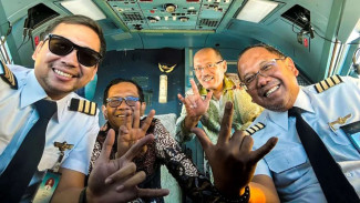 Garuda Indonesia Panggil Pilot-Kopilot yang Berpose 3 Jari Bareng Mahfud MD