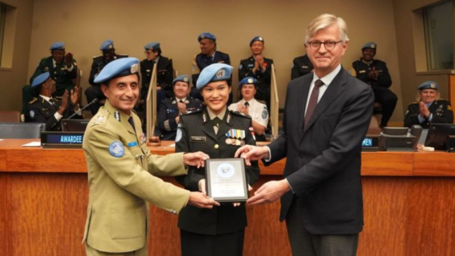 Briptu Renita Rismayanti saat menerima penghargaan Polwan Terbaik PBB 2023