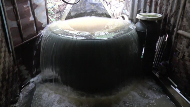 Sumur di rumah warga di Banjarnegara memancar air dengan cukup deras