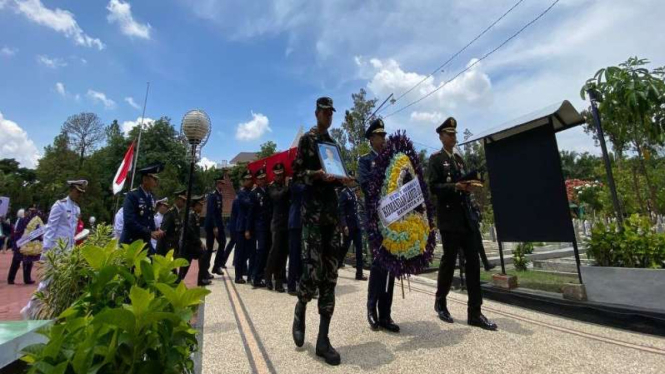 Pemakaman 3 prajurit TNI di TMP Suropati, Malang.