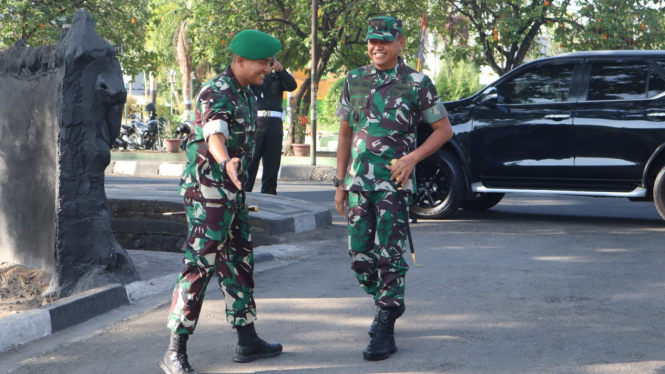 Pangdam IX Udayana Mayjen TNI Harfendi bersama Dandim 1607/ Sumbawa  Letkol CZi Eko Cahyo Setiawan